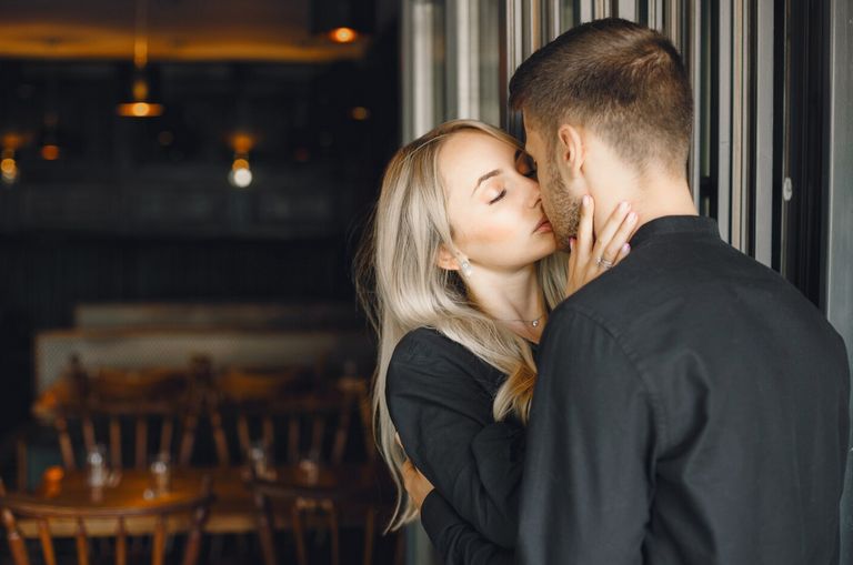 Простушка или светская львица: кого выбрать?