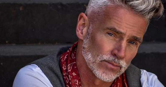 Старение нарциссов: как утрата молодости меняет их жизнь