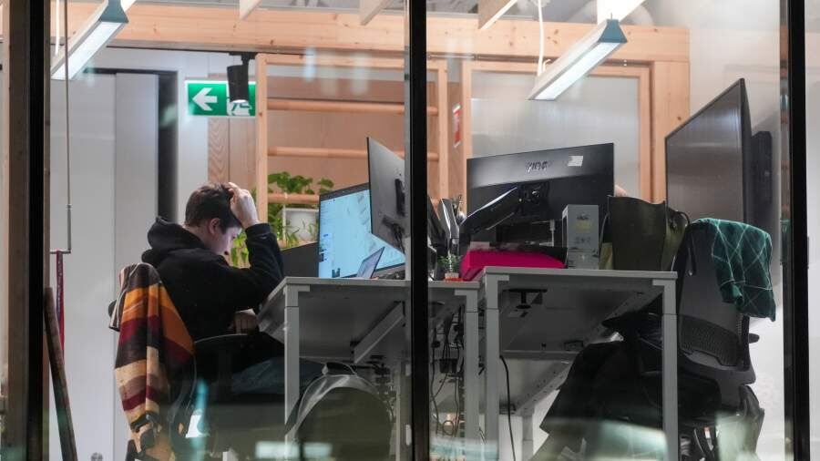 Психолог объясняет, как переработки угрожают здоровью и отношениям