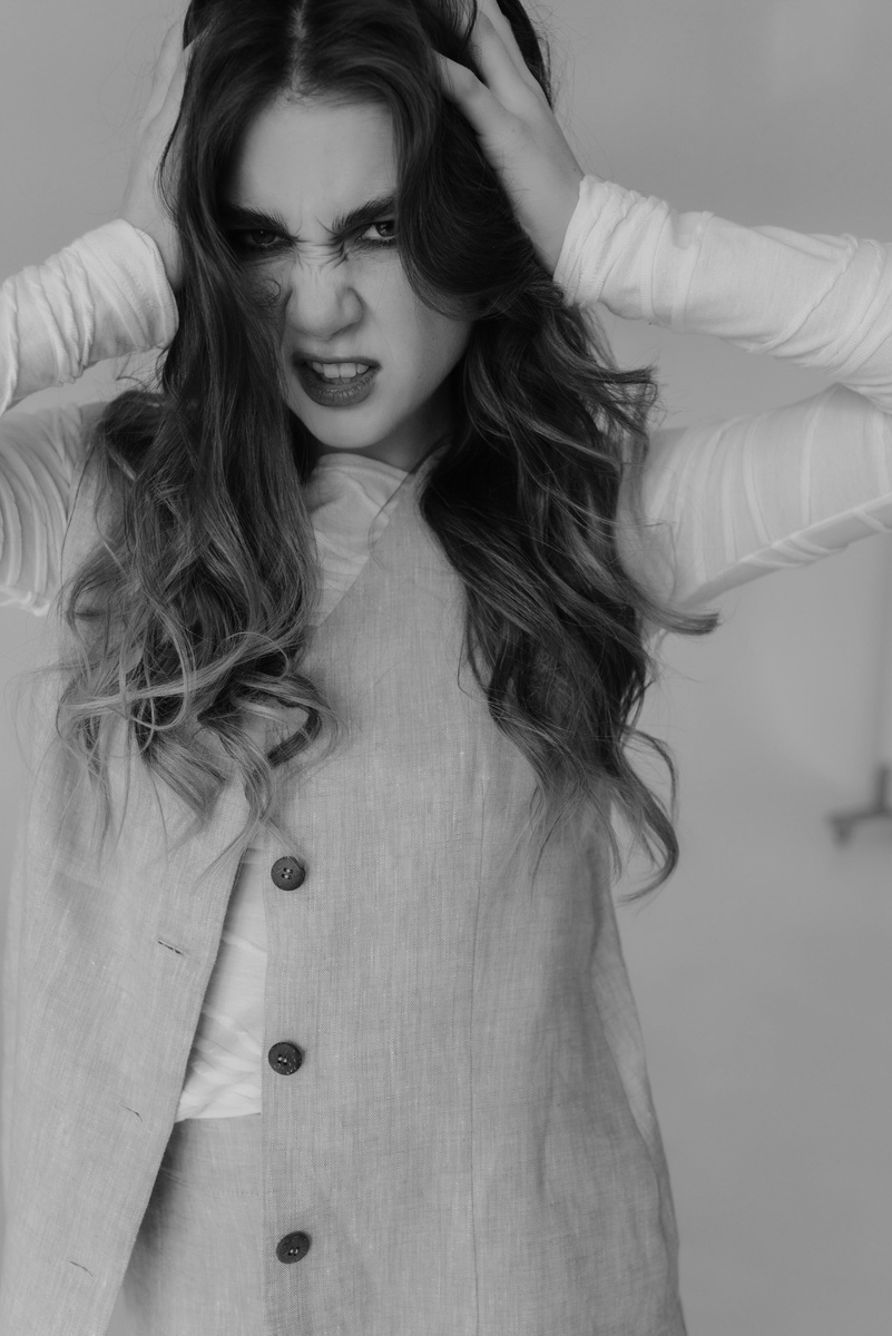 Чем выдаёт себя тайный завистник: 8 опасных признаков