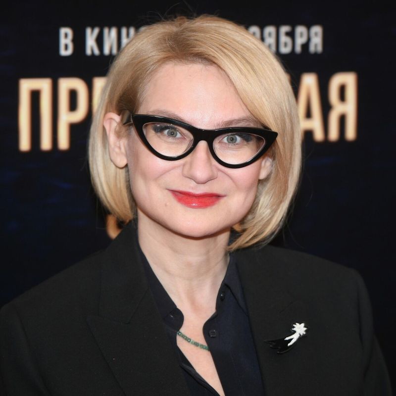 Как не стать дешёвой: советы Эвелины Хромченко о женской элегантности