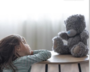 Как детские травмы формируют взрослую жизнь